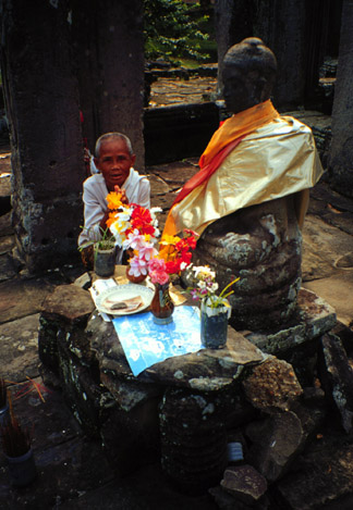 Khmer.Bayon.nun.72.jpg